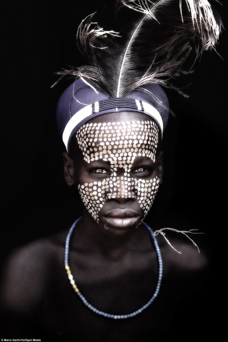 Một thanh niên của bộ lạc Arbore ở thung lũng Ome, Ethiopia. Nơi đây con người chỉ săn bắn và chăn nuôi để sinh sống. (Nguồn: Dailymail.co.uk)