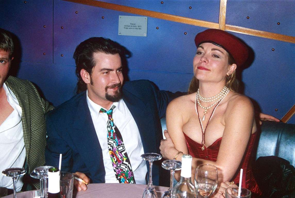 Thập niên 1990, Charlie Sheen gây chú ý bằng hàng loạt cuộc tình với những người đẹp phim cấp 3 như Heather Hunter, Ginger Lynn... (Nguồn: Rex)