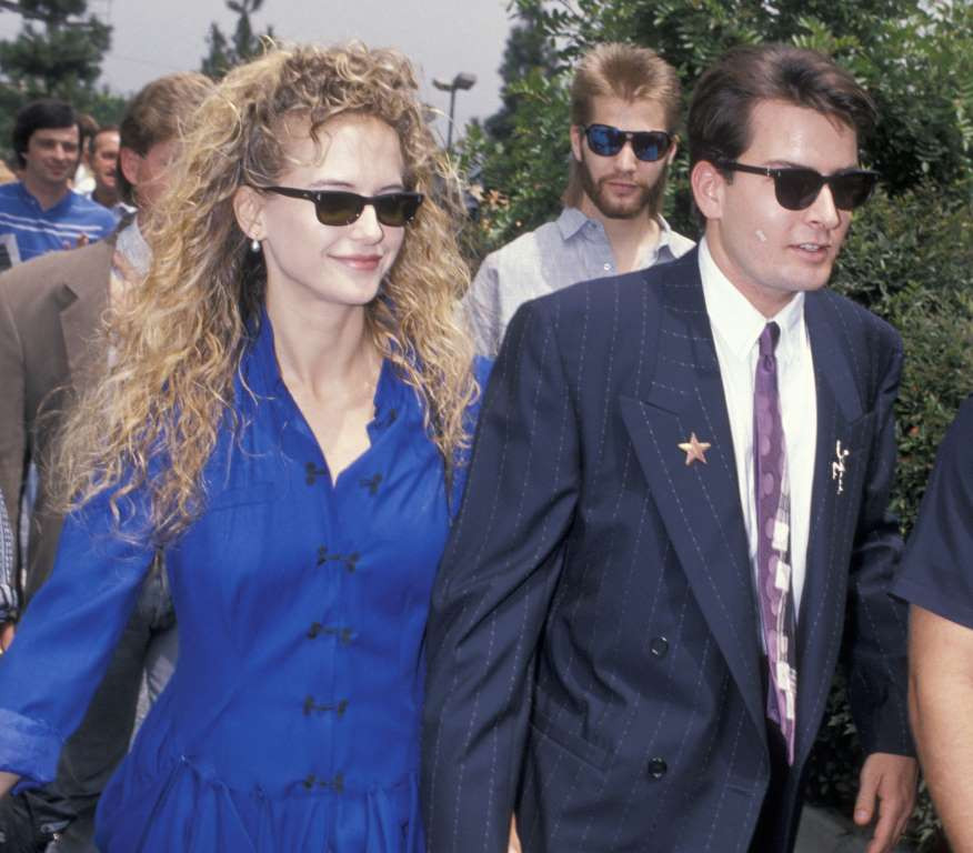 Năm 1989, Charlie Sheen đính hôn cùng diễn viên - người mẫu Kelly Preston. Tháng 1/1990, anh bắn trúng tay vị hôn thê. May mắn đó là một vết thương nhỏ, chỉ phải khâu vài mũi nhưng sự việc đã khiến Preston quyết định hủy hôn. (Nguồn: WireImages)