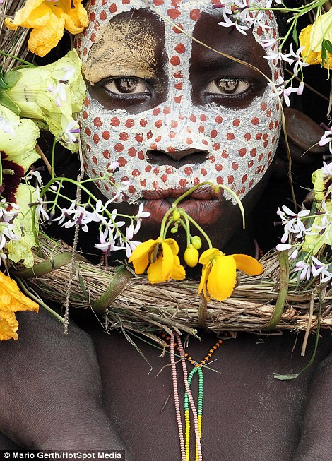 Các em bé của bộ lạc Surma từ Ethiopia đội chiếc mũ và mặt nạ làm từ cây cỏ và đất sét trắng. (Nguồn: Dailymail.co.uk)