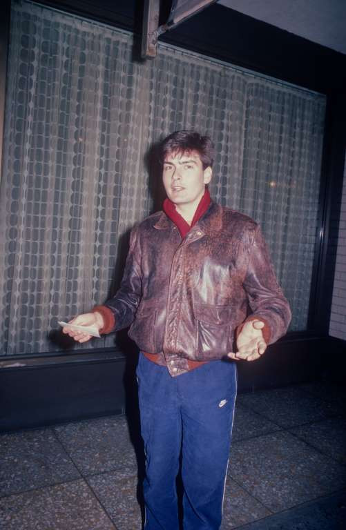 Charlie Sheen sinh ra ngày 3/9/1965, tại thành phố New York. Cha của ông, Martin, là một diễn viên nổi tiếng trong khi mẹ ông là một cựu sinh viên nghệ thuật. Ông có vai diễn đầu tiên vào năm 1975 trong bộ phim 'The Execution of Private Slovik.' (Nguồn: Getty Images)