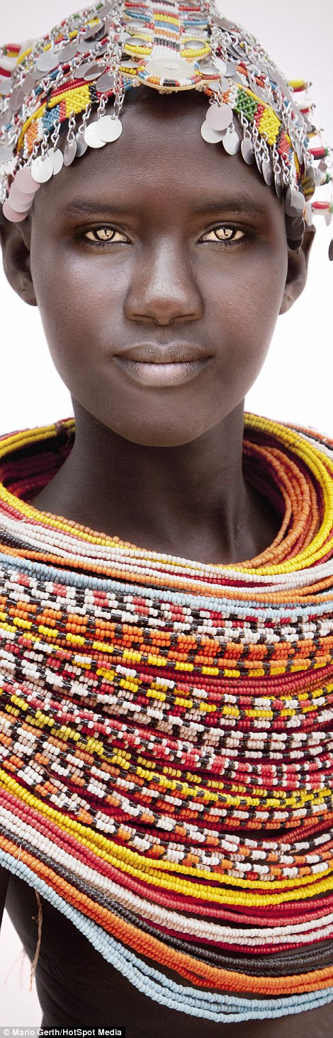 Bộ lạc Samburu ở Kenya có phong tục kính trọng người cao tuổi. Những người lớn tuổi trong bộ lạc thường có địa vị cao trong cộng đồng. (Nguồn: Dailymail)