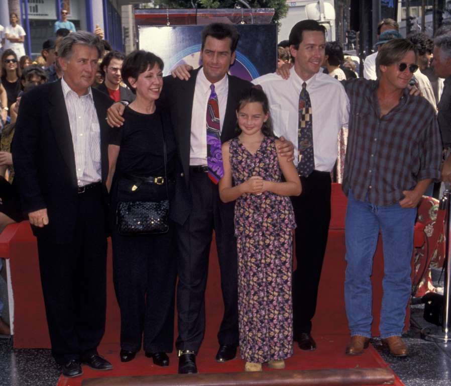 Gia đình Charlie Sheen: Bố Martin (trái), mẹ Janet (thứ hai từ trái sang), hai anh em trai Ramone-Emilio và cô em gái Renée. (Nguồn: WireImages)