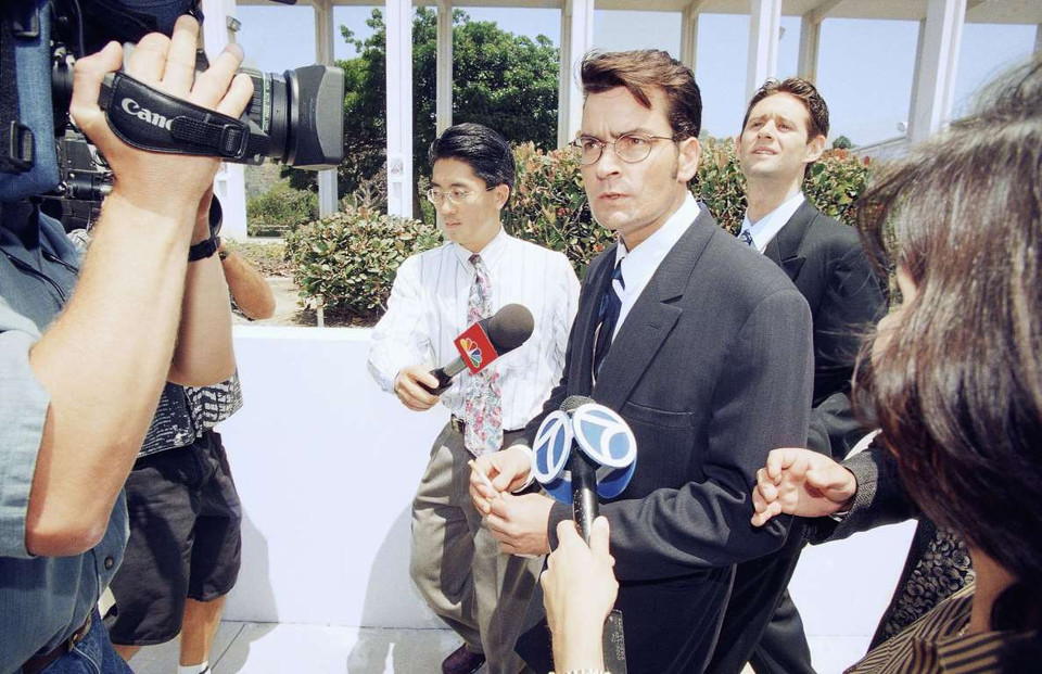 Tháng 2/1997, bạn gái Brittany Ashland kiện Charlie Sheen ra tòa vì tội hành hung và đe dọa giết người. Sheen lĩnh 1 năm án treo, 2 năm quản thúc và phải nộp phạt cùng lao động công ích. (Nguồn: AP)