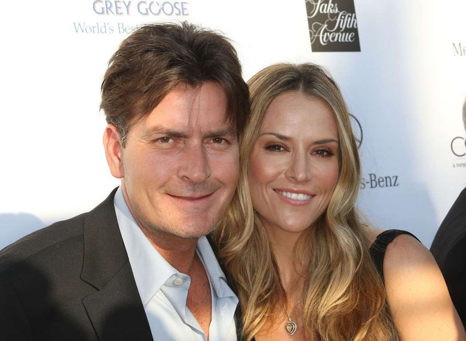 Ngày 30/5/2008, Charlie Sheen kết hôn lần 3 cùng Brooke Mueller. Cuối năm 2009, Sheen bị bắt vì tội bạo hành. 1 năm sau đó cặp đôi này chia tay. (Nguồn: GettyImages)