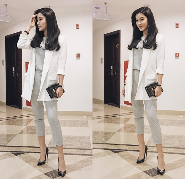 Chọn phối 'cây' đồ màu ghi cùng áo khoác blazer trắng, Á hậu Huyền My khoe vẻ đẹp trẻ trung, hiện đại.