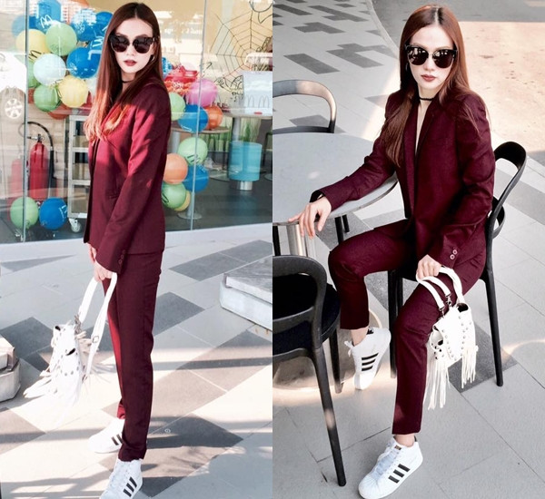 Sau khi sinh con trai đầu lòng, Thu Thủy nhanh chóng lấy lại vóc dáng nuột nà. Phong cách mới của nữ ca sỹ cũng được nâng cấp và liên tục nhận được lời khen từ người hâm mộ. Một ngày đầu Đông, cô diện bộ cánh màu đỏ bordeaux đậm chất menswwear (thời trang nam), kết hợp cùng giày thể thao khỏe khoắn và túi xách tua rua phóng khoáng.