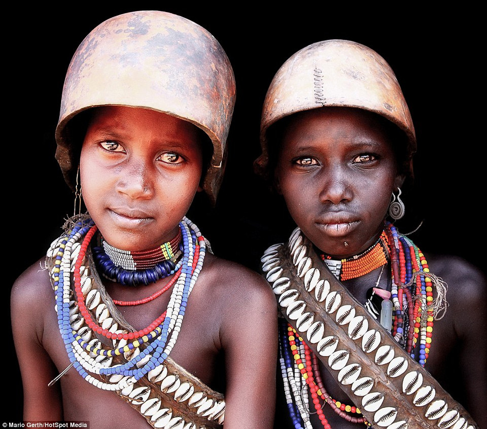 Trẻ em Arbore đang đội những chiếc mũ chống nắng. (Nguồn: Dailymail.co.uk)