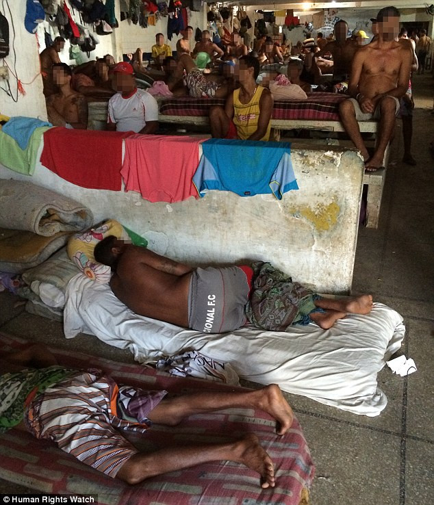 Ở Pernambuco, có 32.000 tù nhân bị nhốt trong những nhà tù chỉ có sức chứa 10.500 người. Vì vậy, nhiều tù nhân phải ngủ trong nhà bếp. (Nguồn: Dailymail)