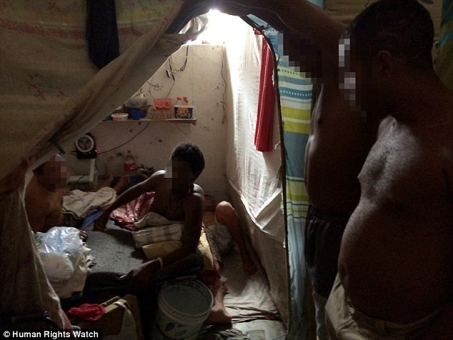 Một buồng ở được làm từ vỏ bìa và vải bên trong nhà tù PAMFA, thuộc tổ hợp nhà tù Curado, Recife. (Nguồn: Dailymail)