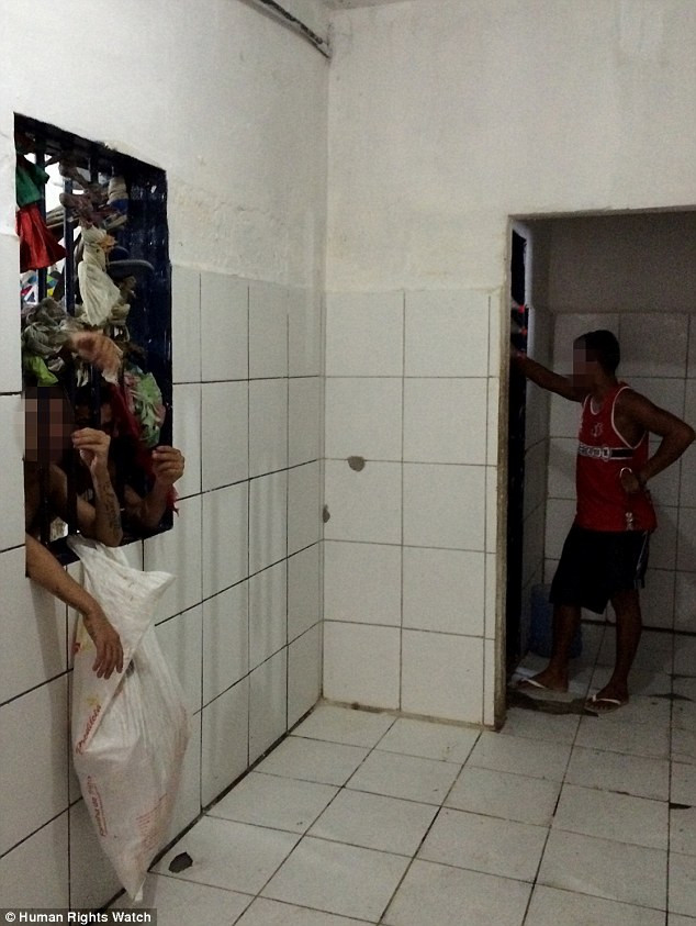 Trong khi hầu hết các tù nhân phải sống trong điều kiện hết sức khó khăn thì các đại ca lại có phòng riêng, thậm chí còn thuê những tù nhân khác làm vệ sỹ cho mình. (Nguồn: Dailymail)