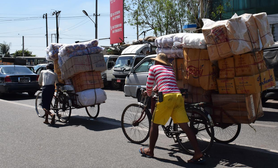 Thế nhưng cuộc binh biến quân sự năm 1962 đã phá hủy Myanmar và khiến nước này biến thành một trong những nước nghèo nhất thế giới. Hiện 1/4 dân số nước này sống dưới ngưỡng nghèo khổ - theo số liệu của Ngân hàng Phát triển châu Á (ADB). (Ảnh: Sơn Nam/Vietnam+)