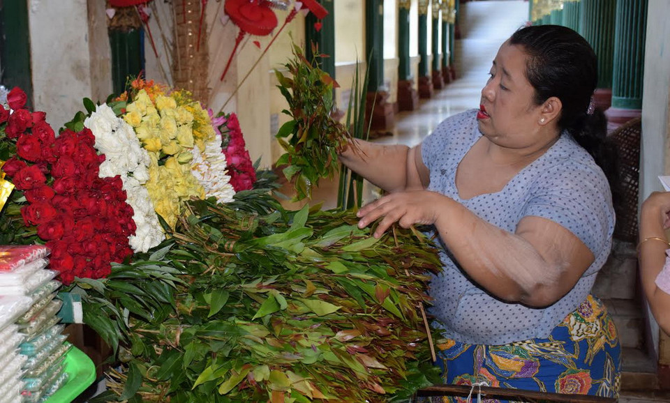 Lễ vật cúng phật. (Ảnh: Sơn Nam/Vietnam+)