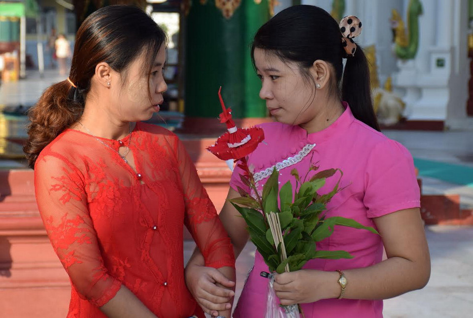 Các cô gái Myanmar đi chùa. (Ảnh: Sơn Nam/Vietnam+)