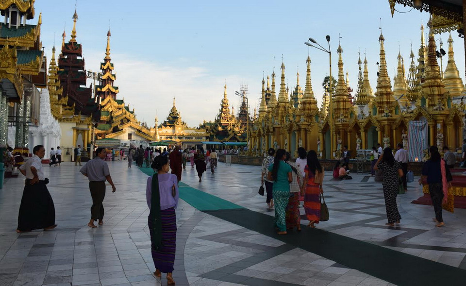 Tín đồ Phật giáo Myanmar thường đi vòng quanh chùa theo chiều quay của kim đồng hồ. (Ảnh: Sơn Nam/Vietnam+)
