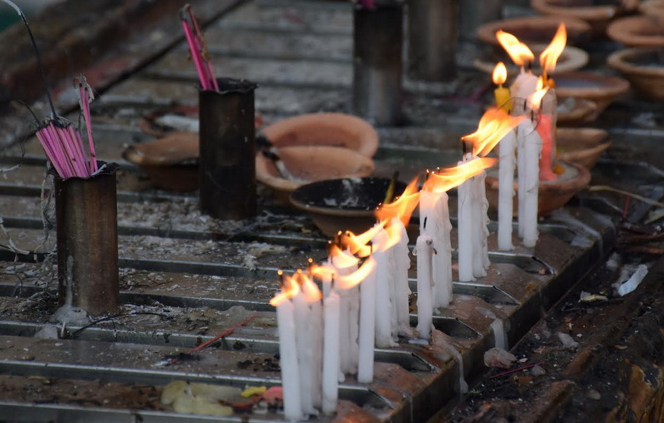 Thắp nến để cầu nguyện an lành. (Ảnh: Sơn Nam/Vietnam+)