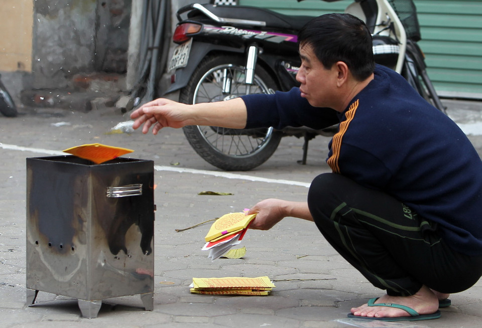 Một gia đình trên phố Nguyễn Thái Học hóa vàng chuẩn bị đón năm mới 2018. (Ảnh: Quốc Khánh/TTXVN)