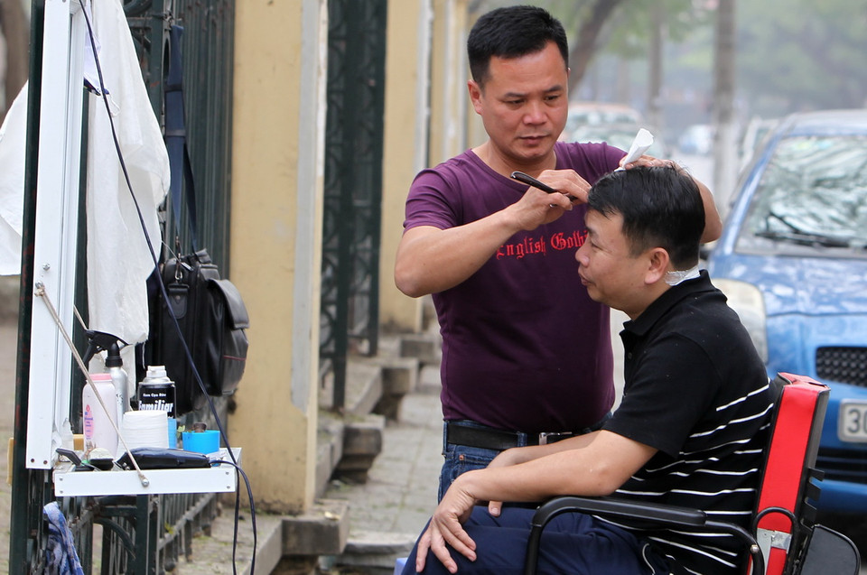 Cắt tóc chuẩn bị đón năm mới. (Ảnh: Quốc Khánh/TTXVN)