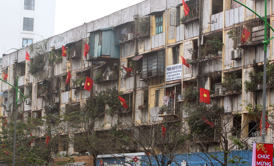 Khu tập thể trên phố Giảng Võ treo cờ đón năm mới theo truyền thống. (Ảnh: Quốc Khánh/TTXVN)