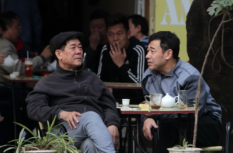 Một số người vẫn uống trà, nhâm nhi ly càphê chia sẻ với bạn bè những công việc năm cũ và chuẩn bị đón năm mới 2018. (Ảnh: Quốc Khánh/TTXVN)