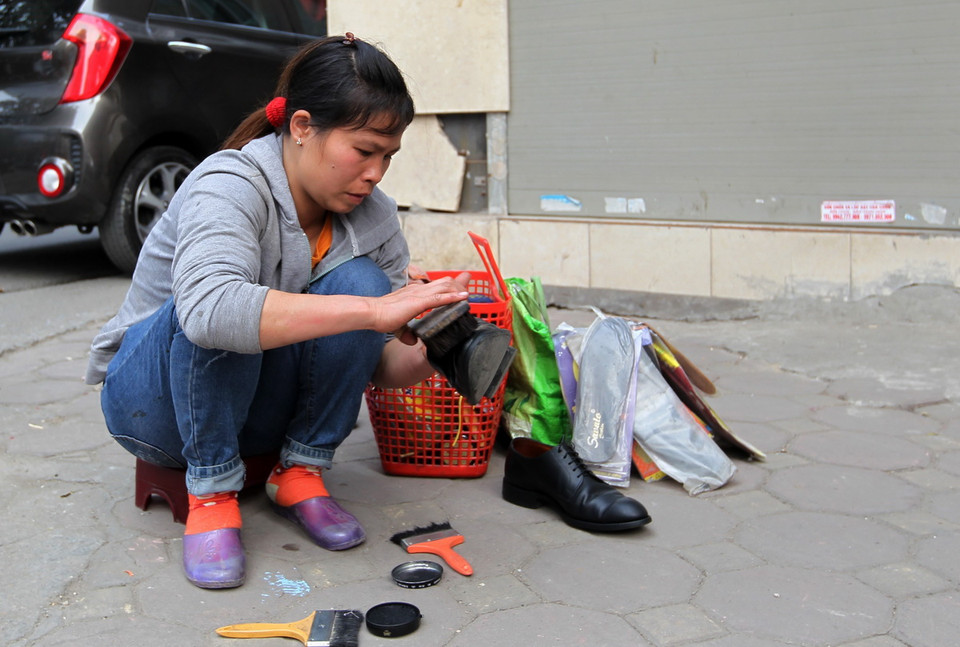 Một số người lao động cố làm việc để có thêm thu nhâp. (Ảnh: Quốc Khánh/TTXVN)