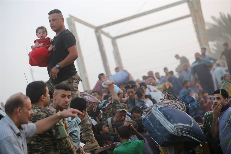  Người đang ông bế đứa bé khi dòng người Iraq chạy khỏi Ramadi đến ngoại ô Baghdad. (Nguồn: NBCNews)