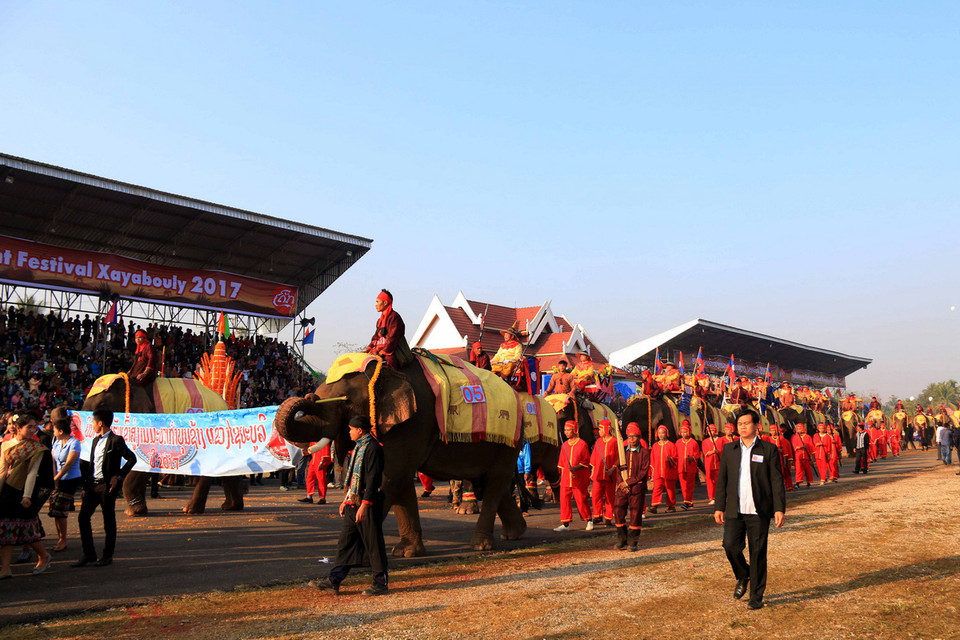 Đoàn diễu hành trong lễ khai mạc Festival Voi Xayabouly 2017. (Ảnh: Phạm Kiên/Vietnam+)