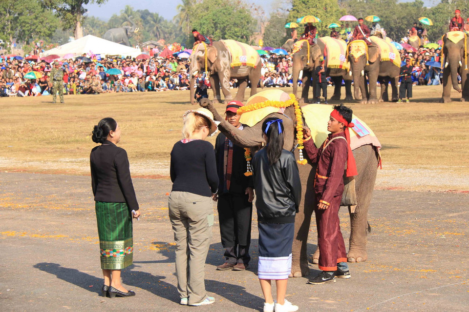 Sau hai lần chọn, chú đều chọn hoa hậu là một du khách nước ngoài chứ không phải người Lào. (Ảnh: Phạm Kiên/Vietnam+)