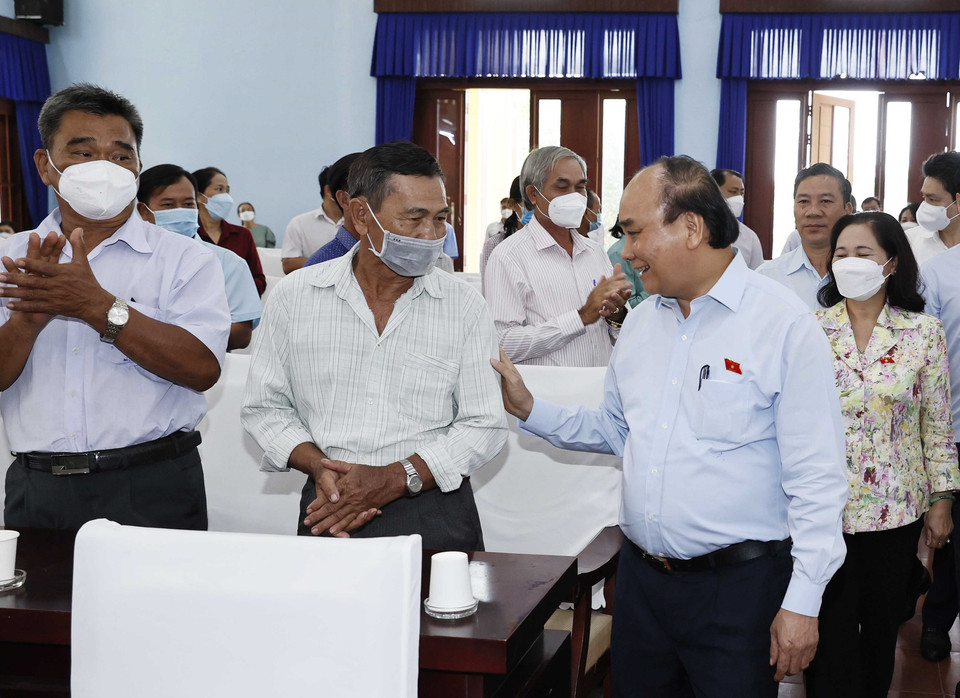 Chủ tịch nước Nguyễn Xuân Phúc với cử tri tham dự hội nghị. (Ảnh: Thống Nhất/TTXVN)