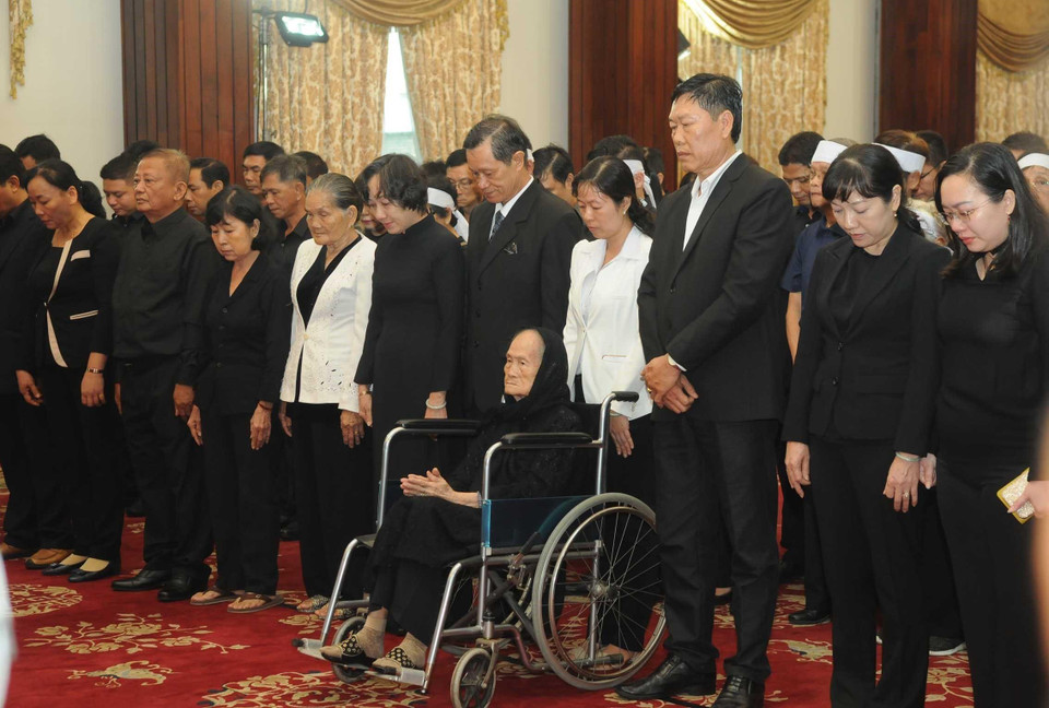 Gia quyến đồng chí Đại tướng Lê Đức Anh nguyên Ủy viên Bộ Chính trị, nguyên Chủ tịch nước Cộng hòa Xã hội Chủ nghĩa Việt Nam vào viếng. (Ảnh: Mạnh Linh/TTXVN)