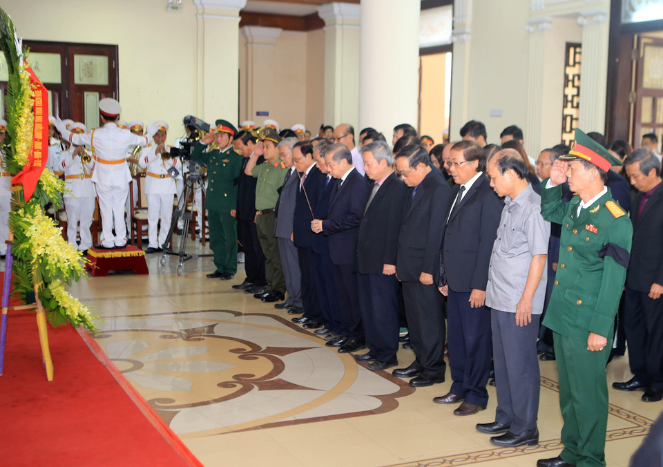 Đoàn đại biểu Tỉnh ủy, Hội đồng Nhân dân, Ủy ban Nhân dân, Ủy ban Mặt trận Tổ quốc tỉnh Thừa Thiên-Huế viếng nguyên Chủ tịch nước, Đại tướng Lê Đức Anh. (Ảnh: Hồ Cầu/TTXVN)