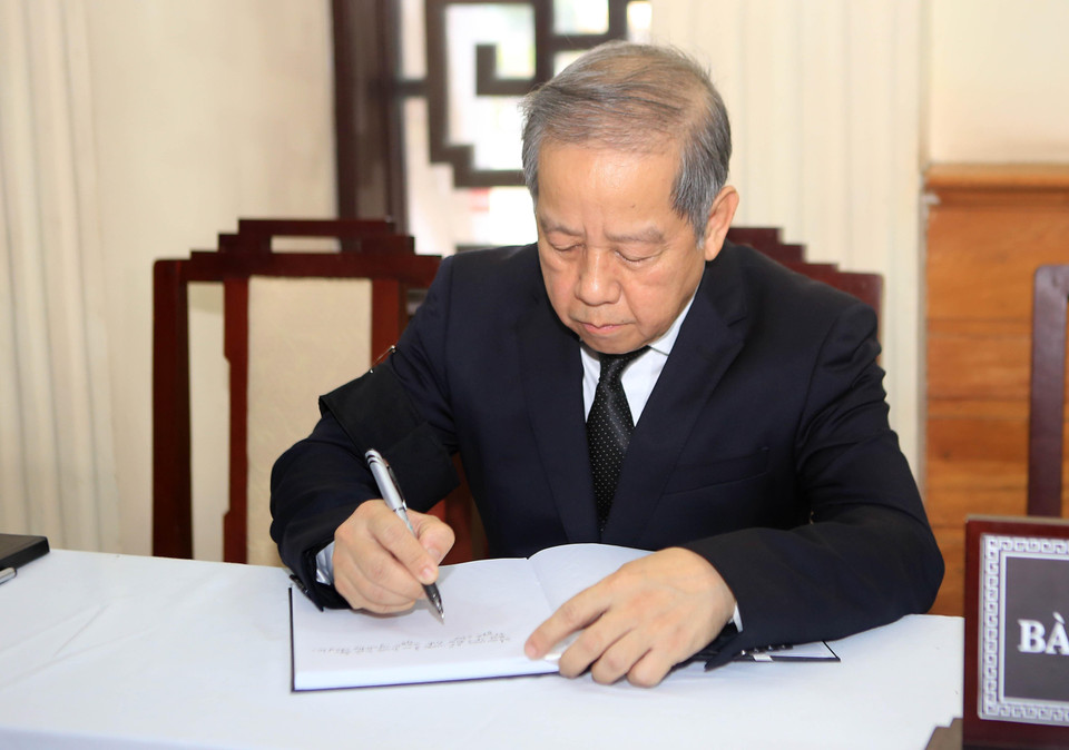 Đồng chí Phan Ngọc Thọ, Phó Bí thư Tỉnh ủy, Chủ tịch Ủy ban Nhân dân tỉnh Thừa Thiên-Huế ghi sổ tang. (Ảnh: Hồ Cầu/TTXVN)