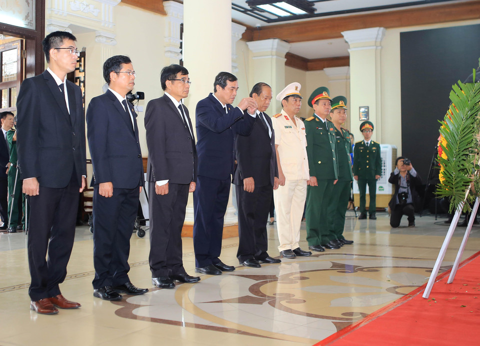 Đoàn đại biểu Tỉnh ủy, Hội đồng Nhân dân, Ủy ban Nhân dân, Ủy ban Mặt trận Tổ quốc Việt Nam tỉnh Quảng Nam viếng nguyên Chủ tịch nước, Đại tướng Lê Đức Anh. (Ảnh: Hồ Cầu/TTXVN)