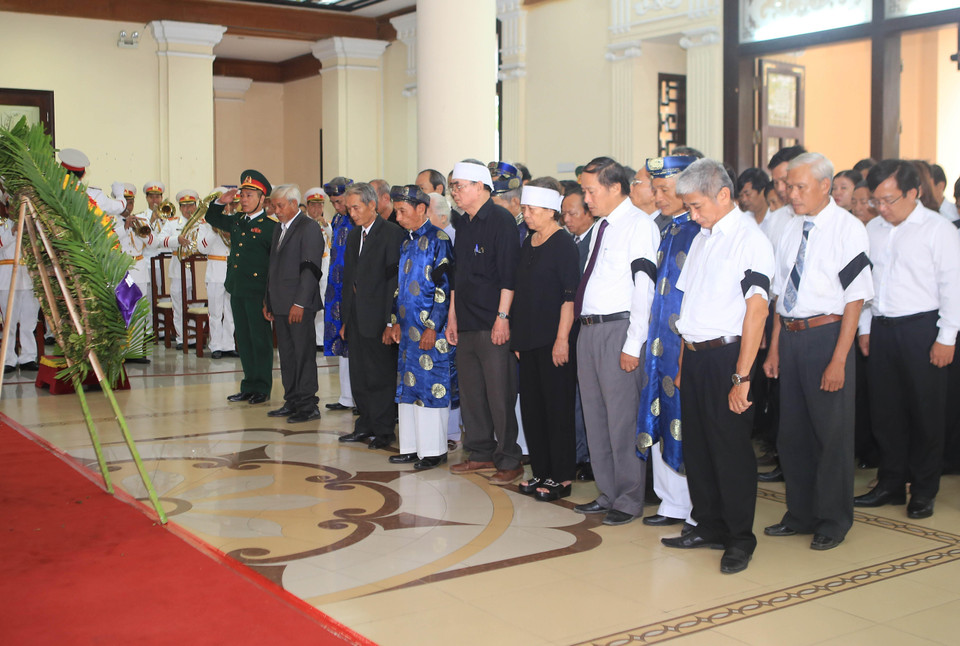 Đoàn đại biểu Đảng bộ và nhân dân xã Lộc An huyện Phú Lộc, tỉnh Thừa Thiên-Huế viếng nguyên Chủ tịch nước, Đại tướng Lê Đức Anh. (Ảnh: Hồ Cầu/TTXVN)