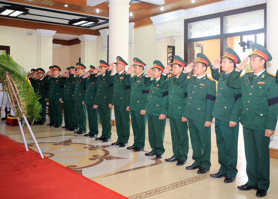 Đoàn đại biểu Quân khu 4 viếng nguyên Chủ tịch nước, Đại tướng Lê Đức Anh. (Ảnh: Hồ Cầu/TTXVN)