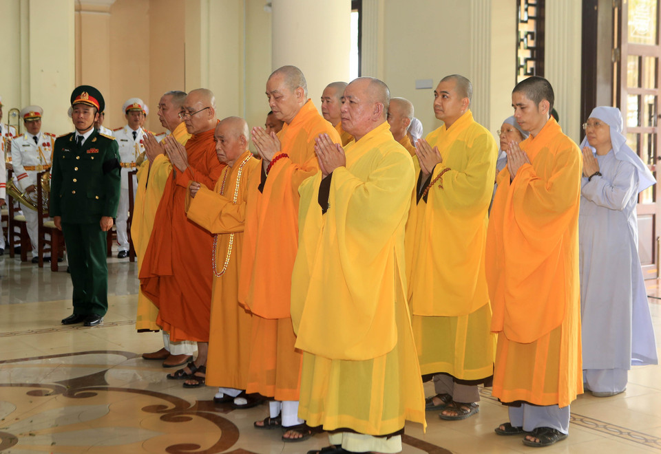 Đoàn đại biểu Giáo hội Phật giáo Việt Nam tỉnh Thừa Thiên-Huế viếng nguyên Chủ tịch nước, Đại tướng Lê Đức Anh. (Ảnh: Hồ Cầu/TTXVN)