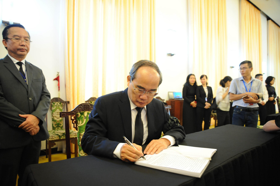 Đồng chí Nguyễn Thiện Nhân, Ủy viên Bộ Chính trị, Bí thư Thành ủy Thành phố Hồ Chí Minh viết sổ tang. (Ảnh: An Hiếu/TTXVN)