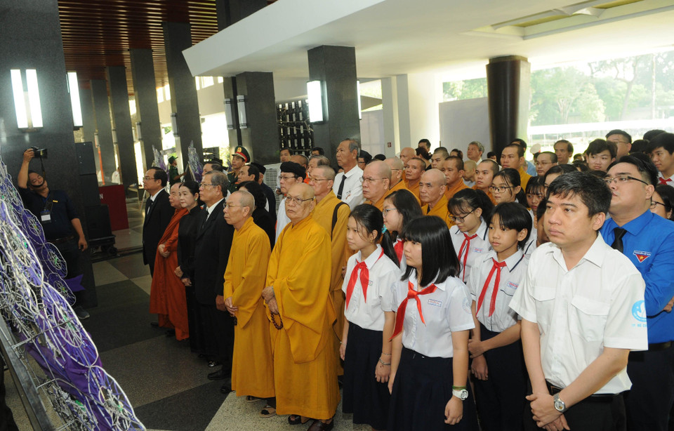 Các tầng lớp nhân dân, đồng bào các dân tộc, tôn giáo tham dự Lễ viếng nguyên Chủ tịch nước, Đại tướng Lê Đức Anh tại Hội trường Thống Nhất. (Nguồn: TTXVN)