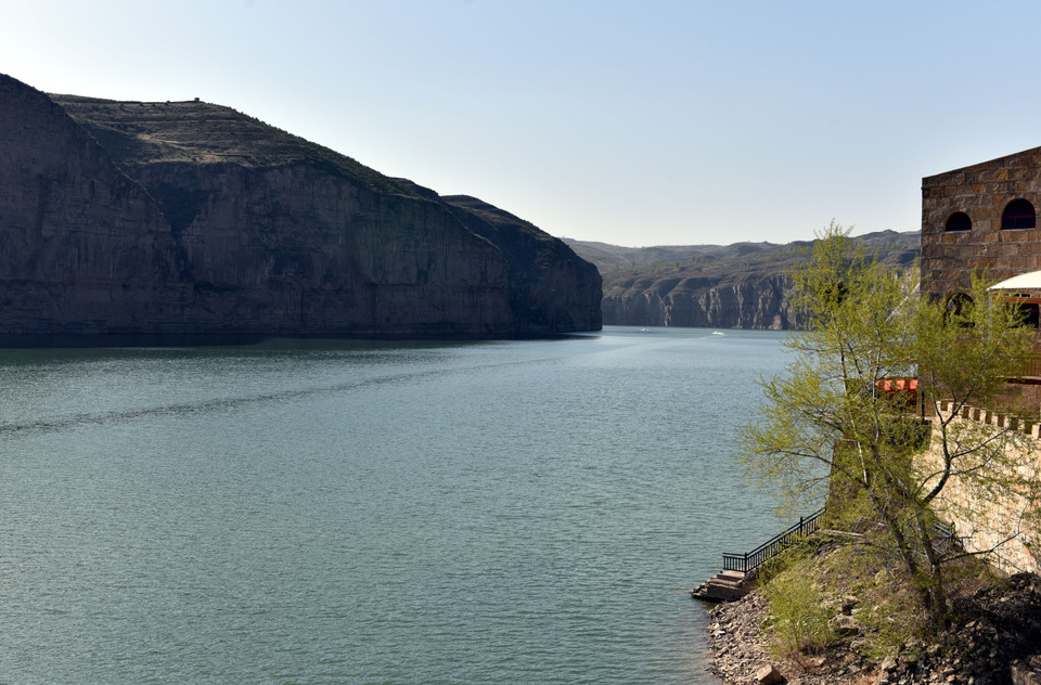 Với món quà thiên nhiên ban tặng, chính quyền khu Junggar từ năm 2017 đã mạnh dạn đầu tư phát triển Hẻm núi Junggar thành nơi du lịch nghỉ dưỡng chất lượng cao kết hợp tìm hiểu văn hóa Hoàng Hà. (Ảnh: Vietnam+)