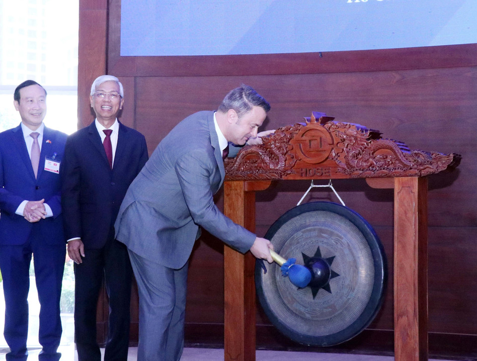 Ông Xavier Bettel - Thủ tướng Đại công quốc Lucxembourg, đánh cồng mở phiên giao dịch trong ngày 5/5/2023 tại Sở Giao dịch Chứng khoán Thành phố Hồ Chí Minh. (Ảnh: Xuân Khu/TTXVN)