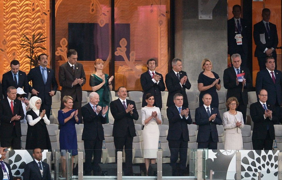Nhiều lãnh đạo châu Âu đã tới dự buổi lễ khai mạc Đại hội Thể thao châu Âu đầu tiên ở Baku bao gồm Tổng thống Nga Vladimir Putin (hàng đầu, thứ 3 từ phải sang), Hoàng tử Monaco Albert II (phải), Chủ tịch Ủy ban Olympic Quốc tế Thomas Bach (thứ 4, từ phải sang), Tổng thống Azerbaijan Ilham Aliyev và phu nhân Mehriban Aliyeva (giữa), Chủ tịch Uỷ ban Olympic châu Âu Patrick Hickey (thứ 4 từ trái sang) và phu nhân, Tổng thống Thổ Nhĩ Kỳ Recep Tayyip Erdogan cùng phu nhân (trái). (Nguồn: Sputniknews)
