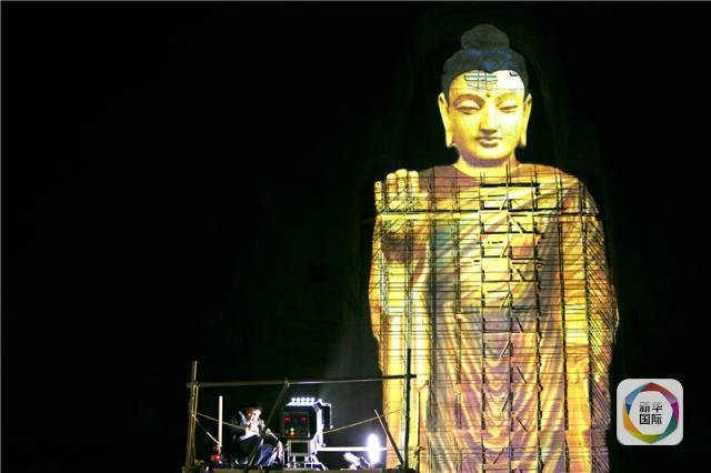 Một cặp đôi Trung Đôi đã sử dụng công nghệ để tái tạo bức tượng phật Bamiyan đã bị lực lượng Taliban phá hủy vào năm 2001. (Nguồn: CCTVNews)