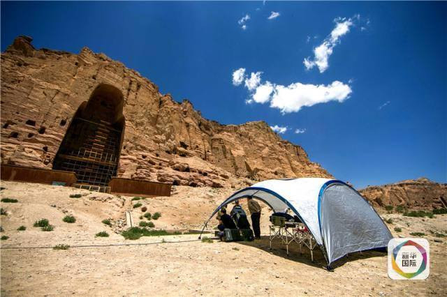 Hơn 1.000 người dân địa phương đã tập trung ở tỉnh Bamiyan của miền Trung Afghanistan vào tuần trước khi Zhang Xinya và Liang Hong, cùng với những cộng sự đã lên dự án chiếu lại hình ảnh bức tượng tại chính nơi nó đã từng tồn tại. (Nguồn: CCTVNews)