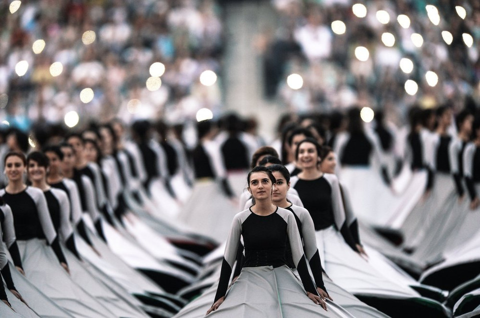 Các diễn viên tham gia trình diễn trong lễ khai mạc. (Nguồn: Sputniknews)