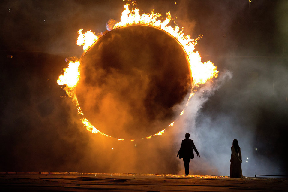 Thắp sáng ngọn đuốc Olympic trong lễ khai mạc. (Nguồn: Sputniknews)