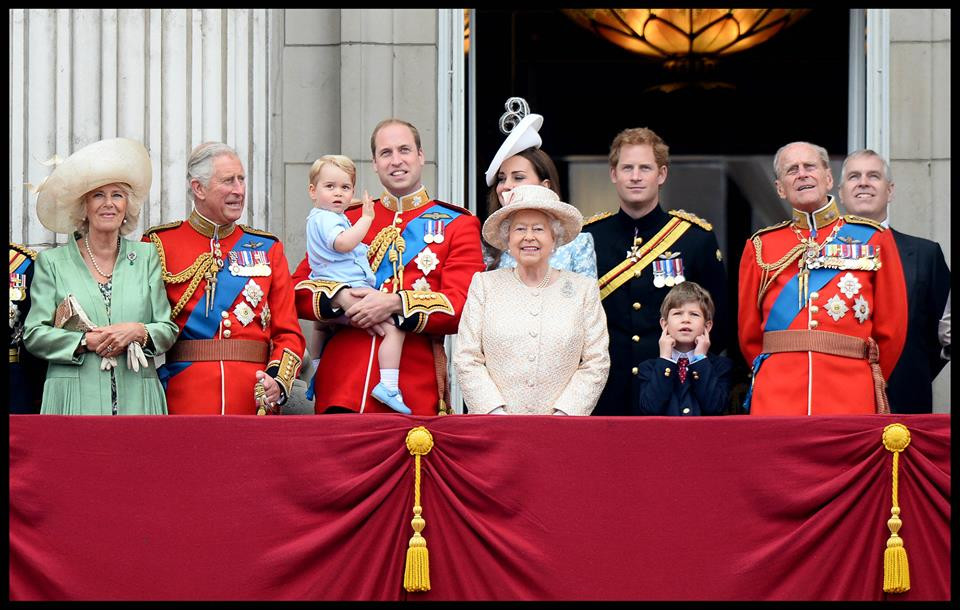 Tiểu hoàng tử George 'bẽn lẽn' trong buổi lễ sinh nhật của Nữ hoàng Elizabeth II trong lần đầu tiên Hoàng tử xuất hiện trên ban công của Cung điện Buckingam. (Nguồn: CCTVNews)
