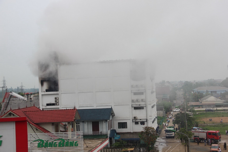 Rạng sáng 25/3, một vụ cháy lớn đã xảy ra tại quán Karaoke Kingdom, xã Thạch Trung, thành phố Hà Tĩnh. Lực lượng chữa cháy tỉnh Hà Tĩnh đã phải huy động nhiều xe chuyên dụng đến hiện trường. (Ảnh: Hoàng Ngà/TTXVN)