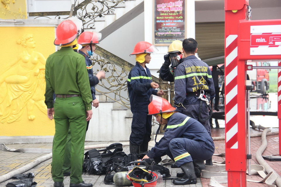 Lực lượng chữa cháy triển khai phương án tiếp cận hiện trường, đeo mặt lạ phòng độc. (Ảnh: Hoàng Ngà/TTXVN)