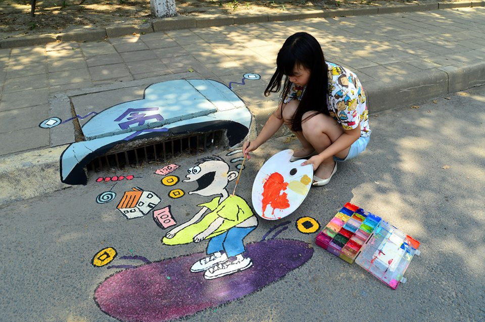 Một sinh viên mỹ thuật ở tỉnh Sơn Đông, Trung Quốc đã trang trí hệ thống cống rãnh một cách rất sáng tạo khi biến hóa chúng thành một phần của những bức tranh châm biếm về nạn tham nhũng ở nước này. Bộ tranh phản ánh sự bức xúc của những người dân trước tình trạng một bộ phận không nhỏ quan chức đang ra sức bòn rút của cải của nhân dân. (Nguồn: CCTV)