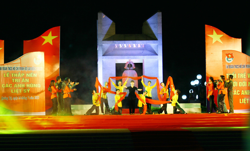 Chương trình nghệ thuật do lực lượng đoàn viên thanh niên biểu diễn trong lễ tri ân. (Ảnh: Hồ Cầu/TTXVN)